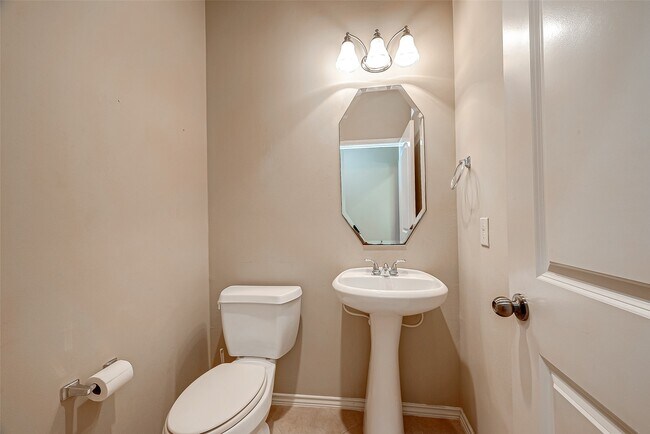 Building Photo - 16010 Juniper Shores Dr