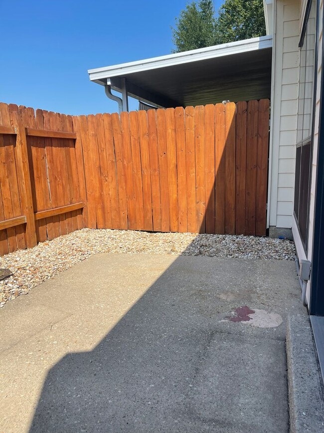 Building Photo - 2 bedroom, 2 bathroom, 2 Car Covered Carport, Stainless Refrigerator, stove, dishwasher, Washer a...