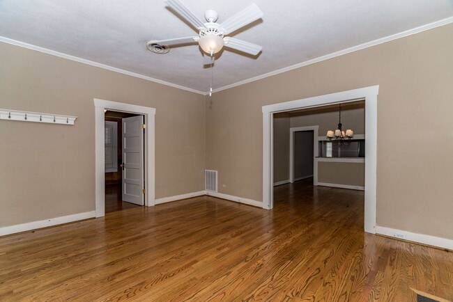 Building Photo - Alamo Heights Cottage