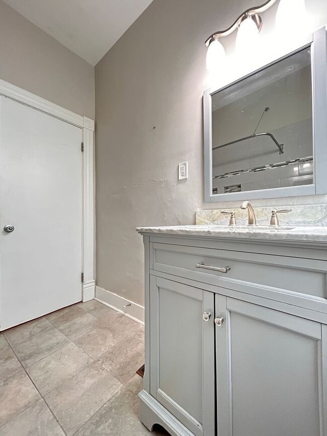 Building Photo - Charming 2-Bedroom Home -Close to Downtown...