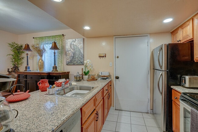 Building Photo - 5474 Roundtree Pl