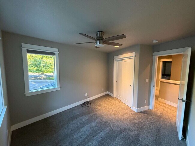 Building Photo - 3 Bed / 2 Bath Single-Family Home in West Linn