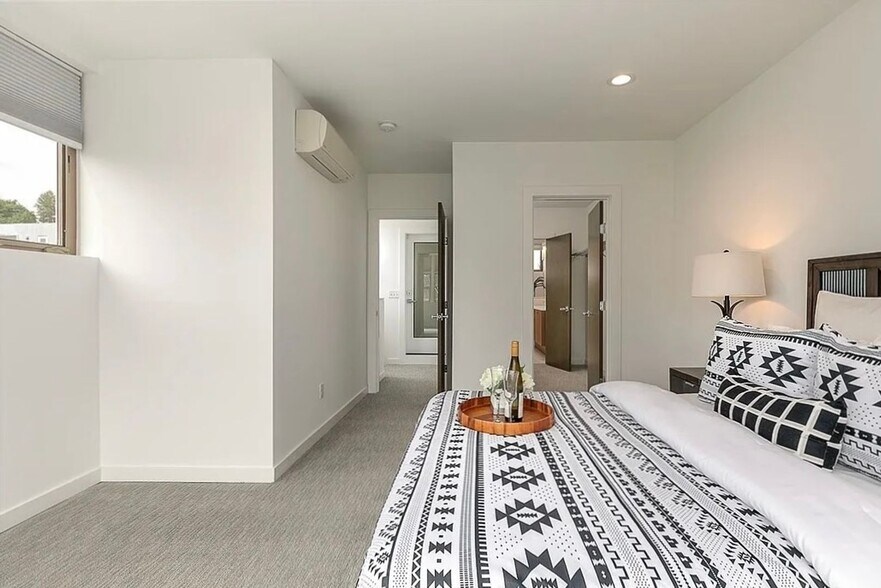 Building Photo - North Beacon Hill Townhouse