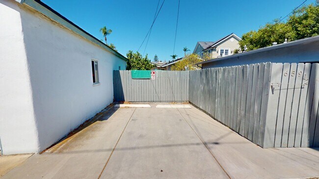 Building Photo - Charming One-Bedroom Backhouse in the cent...