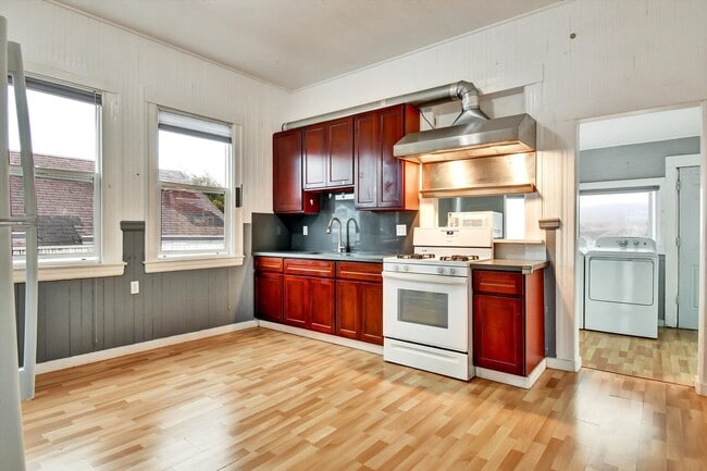 Building Photo - Three Bedroom House in Visitacion Valley