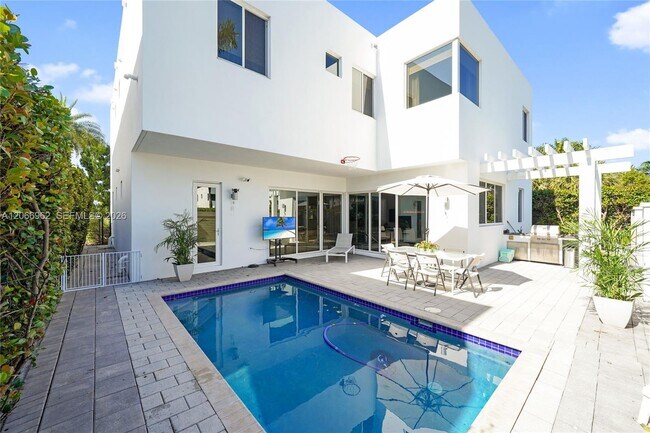 Building Photo - 7515 NW 99th Ave
