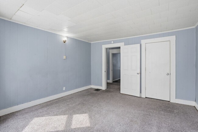 Building Photo - Spacious 4bed 2 bath home in Davenport