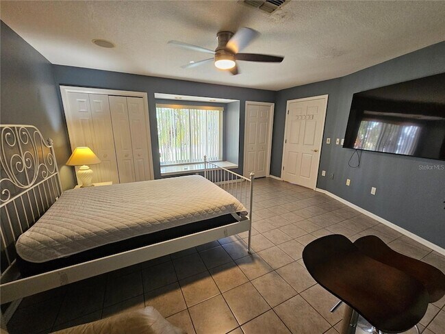 Building Photo - 2210 Bayou Dr