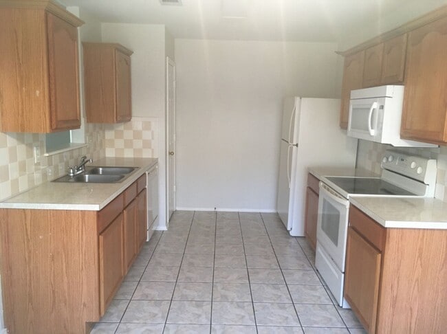 Building Photo - 4 Bed 2 Bath Coming Soon!