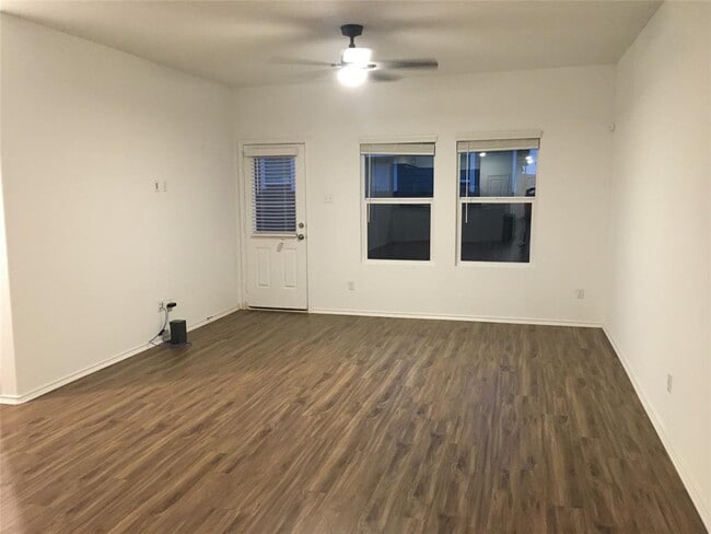 Building Photo - 558 Gabbro Gdns