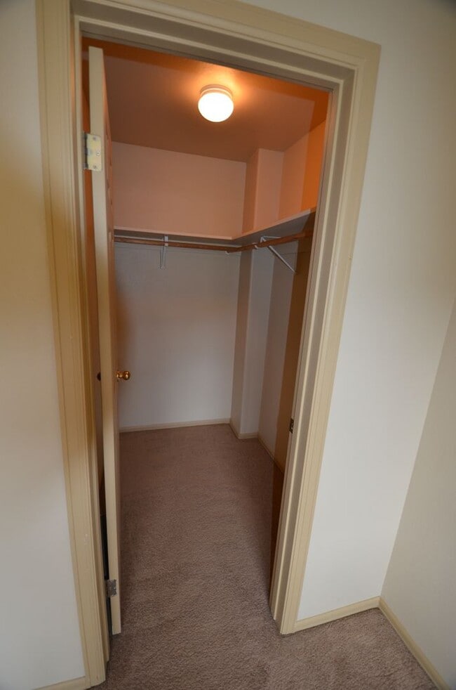 Building Photo - Unfurnished 2 Bed 2 Bath Condo-HEAT INCLUDED!