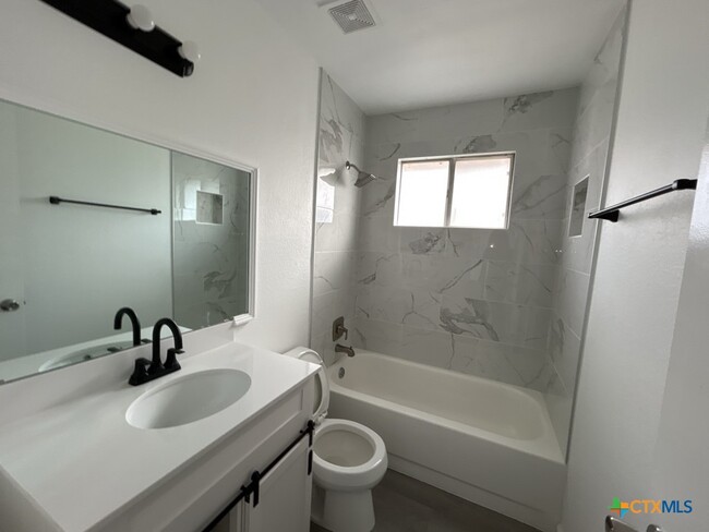 Building Photo - 2503 Armadillo Dr