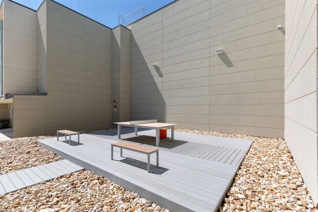 Building Photo - 604 N Bluff Dr
