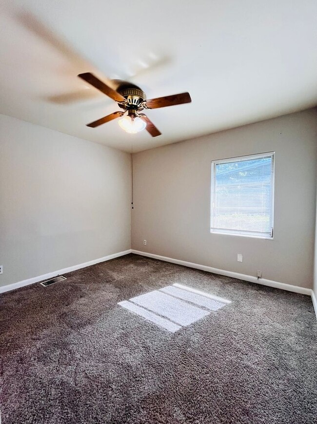 Building Photo - 3 Bed/2 Bath with one car garage home located in Jake Gaither Neighborhood!