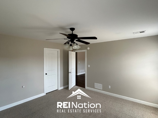 Building Photo - SOUTHAVEN STUNNER! 3BR/2BA | Vaulted Ceilings & Fireplace | Fenced Yard!