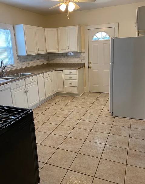 Building Photo - 860 Lancaster Ave