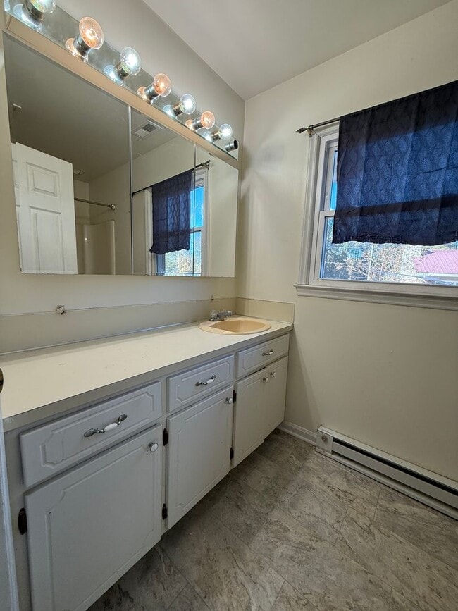 Building Photo - 3 Bedroom/1 Bath home for rent