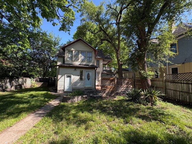 Building Photo - 4 bedroom 2 bathroom Historic Home Downtown Manhattan KS