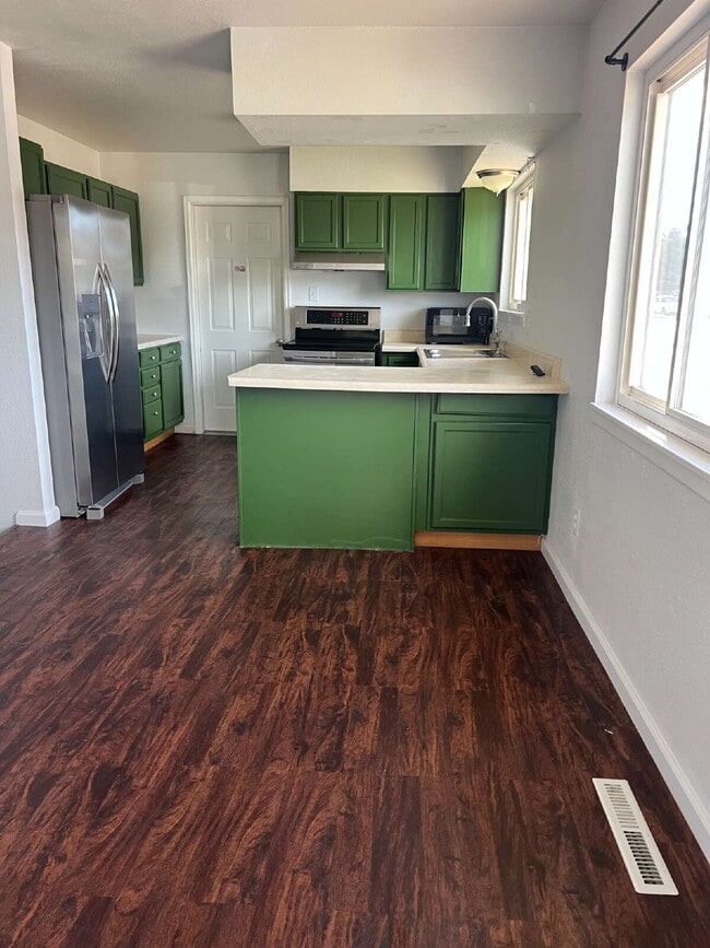 Building Photo - 4 bedroom single family home!