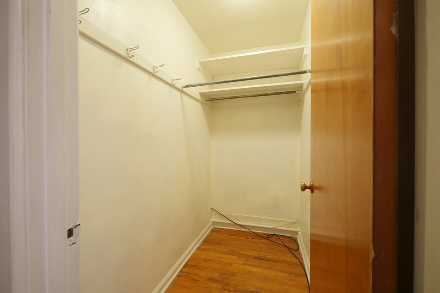 walk in front closet - 717 W S St