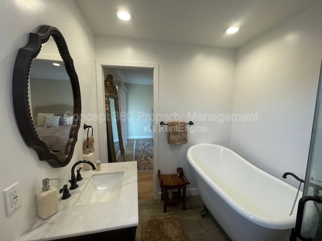 Building Photo - 1813 W Arbutus St