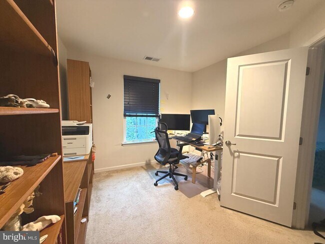 Building Photo - 210 Compass Dr