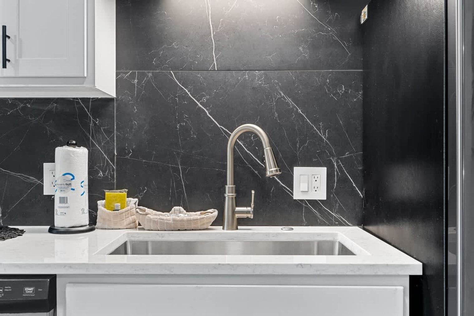 Building Photo - 8743 Thomas Dr