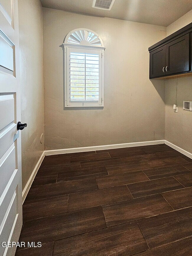 Building Photo - 13185 Tiverton Rd