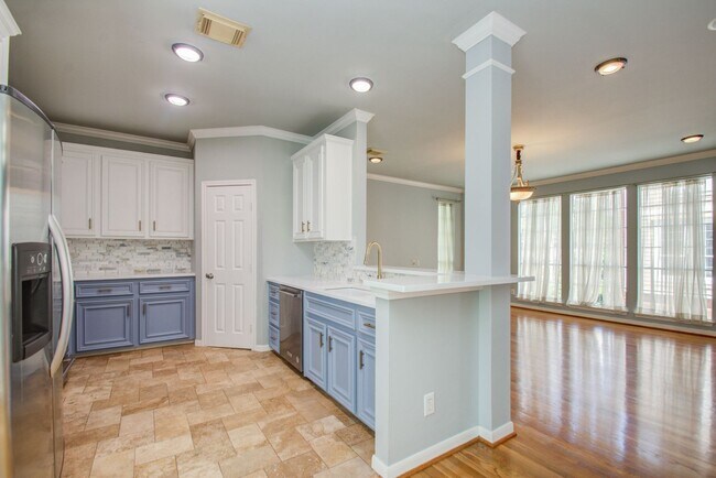 Building Photo - Stunning Three-Bedroom Townhouse Located i...