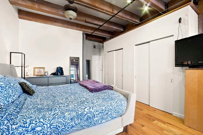 Building Photo - 33 Sleeper St