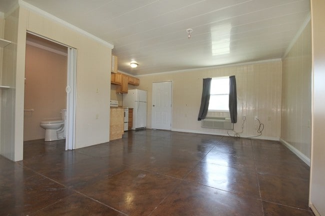 Building Photo - 103 8th St