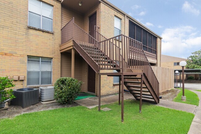 Primary Photo - 10555 Turtlewood Ct