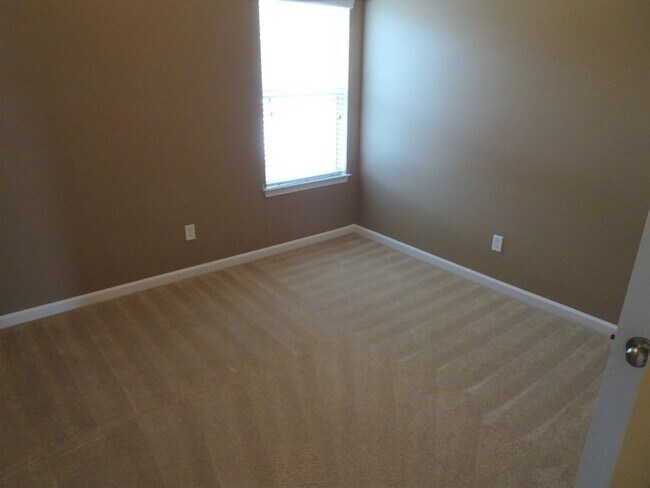 Building Photo - Prime Newnan location, close to everything...