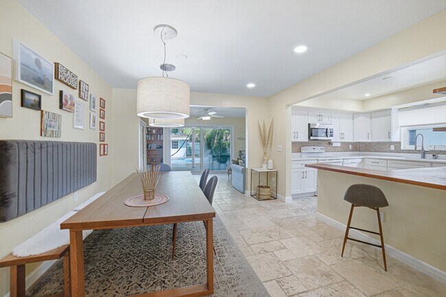 Building Photo - 721 N Lakeside Dr