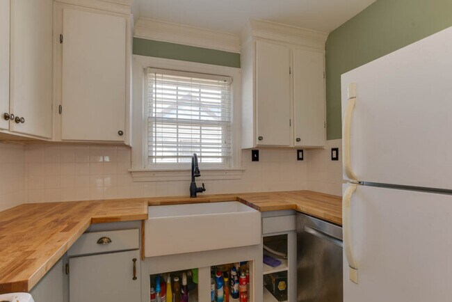 Building Photo - 407 Russell St