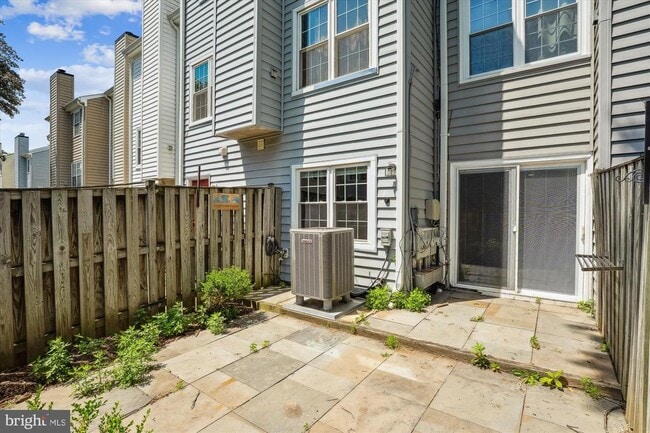 Building Photo - 102 Barnsfield Ct