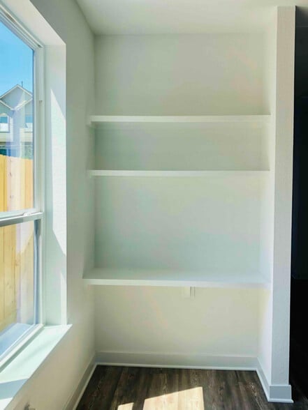 Building Photo - 5813 England St