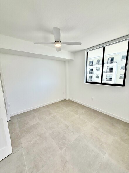 Building Photo - 1940 Van Buren St