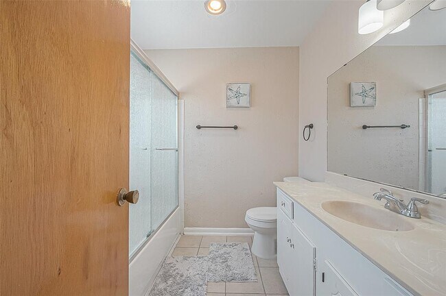 Building Photo - 2201 Fountain View Dr