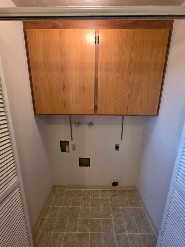 Building Photo - Single level duplex with attached single-c...