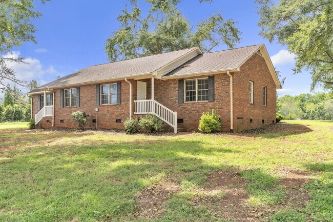 Building Photo - Discover Comfort and Convenience! Prime Bo...
