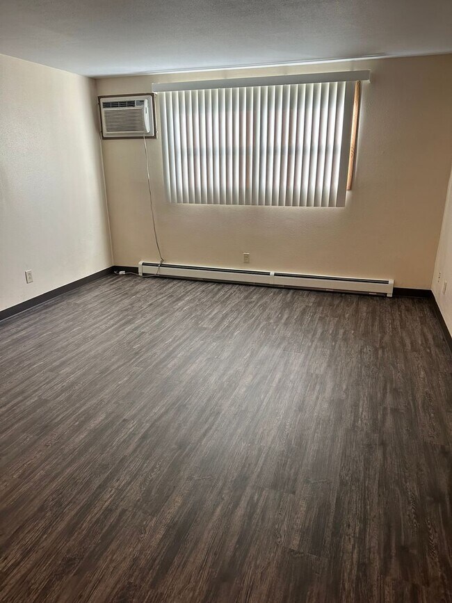 Building Photo - Forestview 2 Bedroom Lower Apartment FIRST...