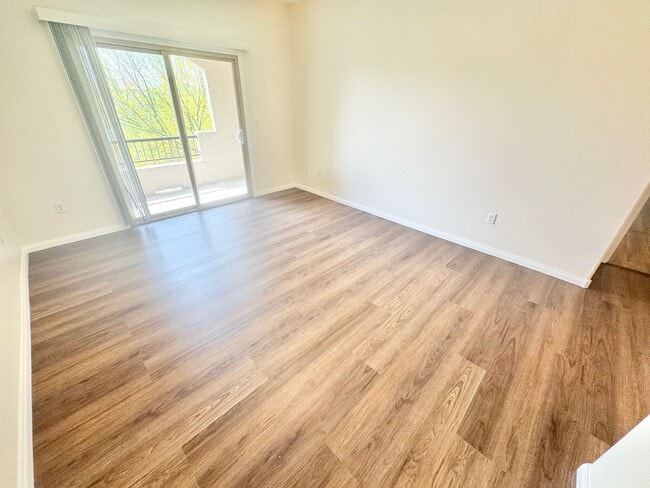 Building Photo - Fully upgraded condo with new flooring, paint, and appliances in Southwest Las Vegas