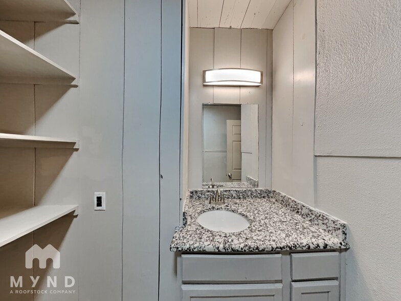 Building Photo - 114 S Lamar St