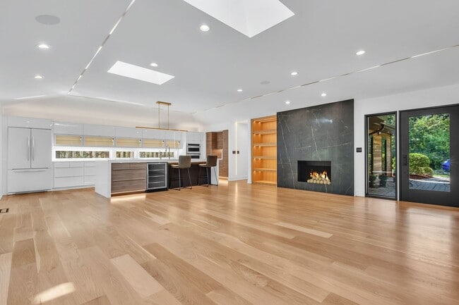 Building Photo - 623 Echo Ln