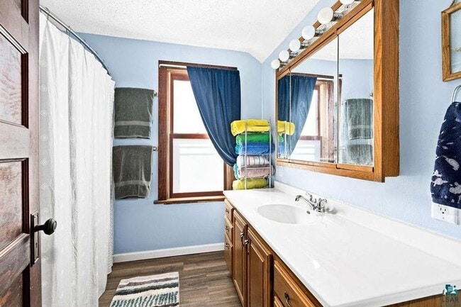 Building Photo - AVAILABLE SEPTEMBER 1st - Beautiful 2 Bed 1 Bath w/ Garage & Fenced Corner Lot