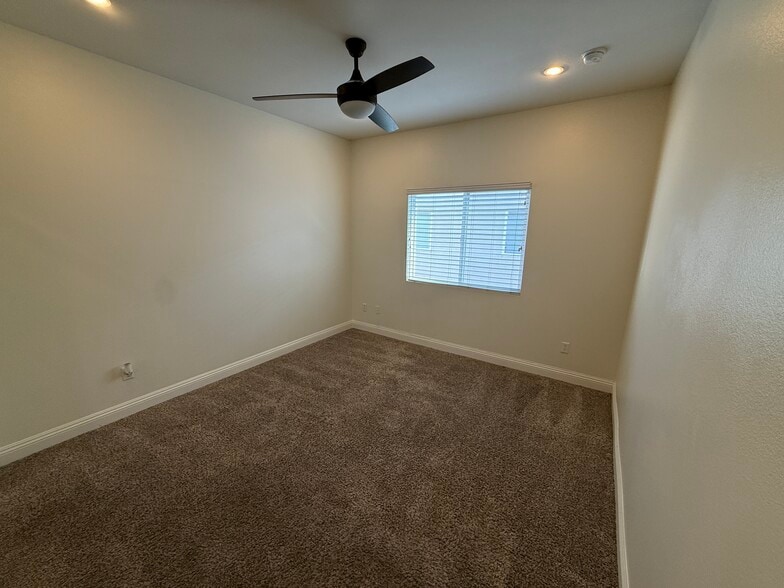 Building Photo - 7132 Farralone Ave