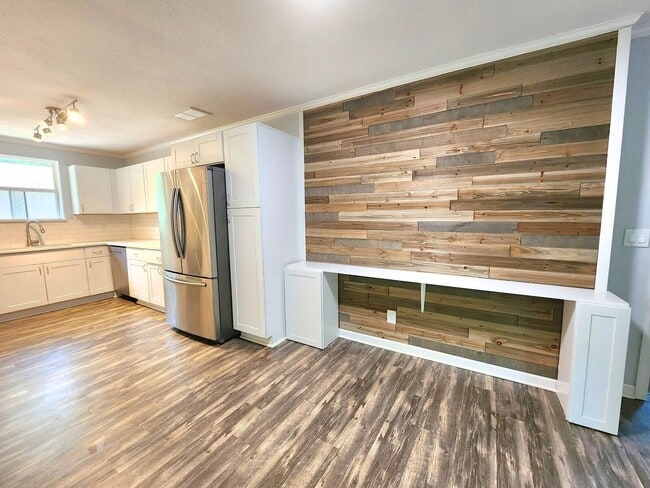 Building Photo - Stunning 4/2 Redecorated Home Close to I-110!