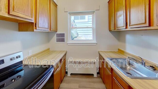 Building Photo - 31 Parkwood St