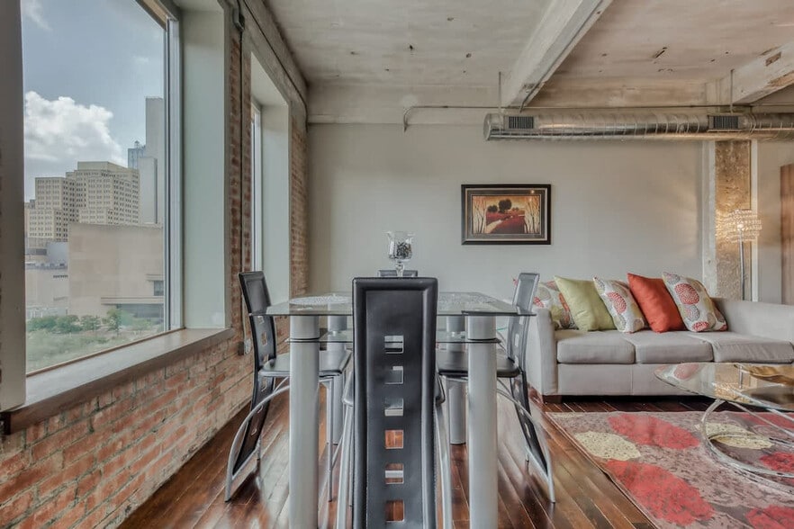 Building Photo - 500 S Ervay St